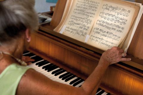 Klavierspielen in der Seniorenresidenz in Oberbayern