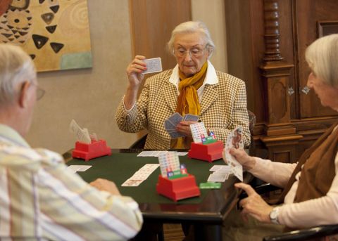 Senioren beim Kartenspielen im Wohnstift