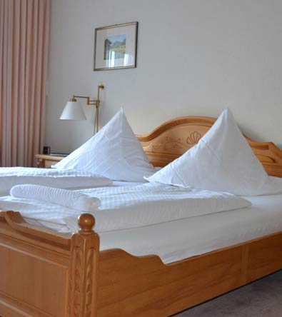 Gemütliches Doppelbett aus Holz in der Residenz